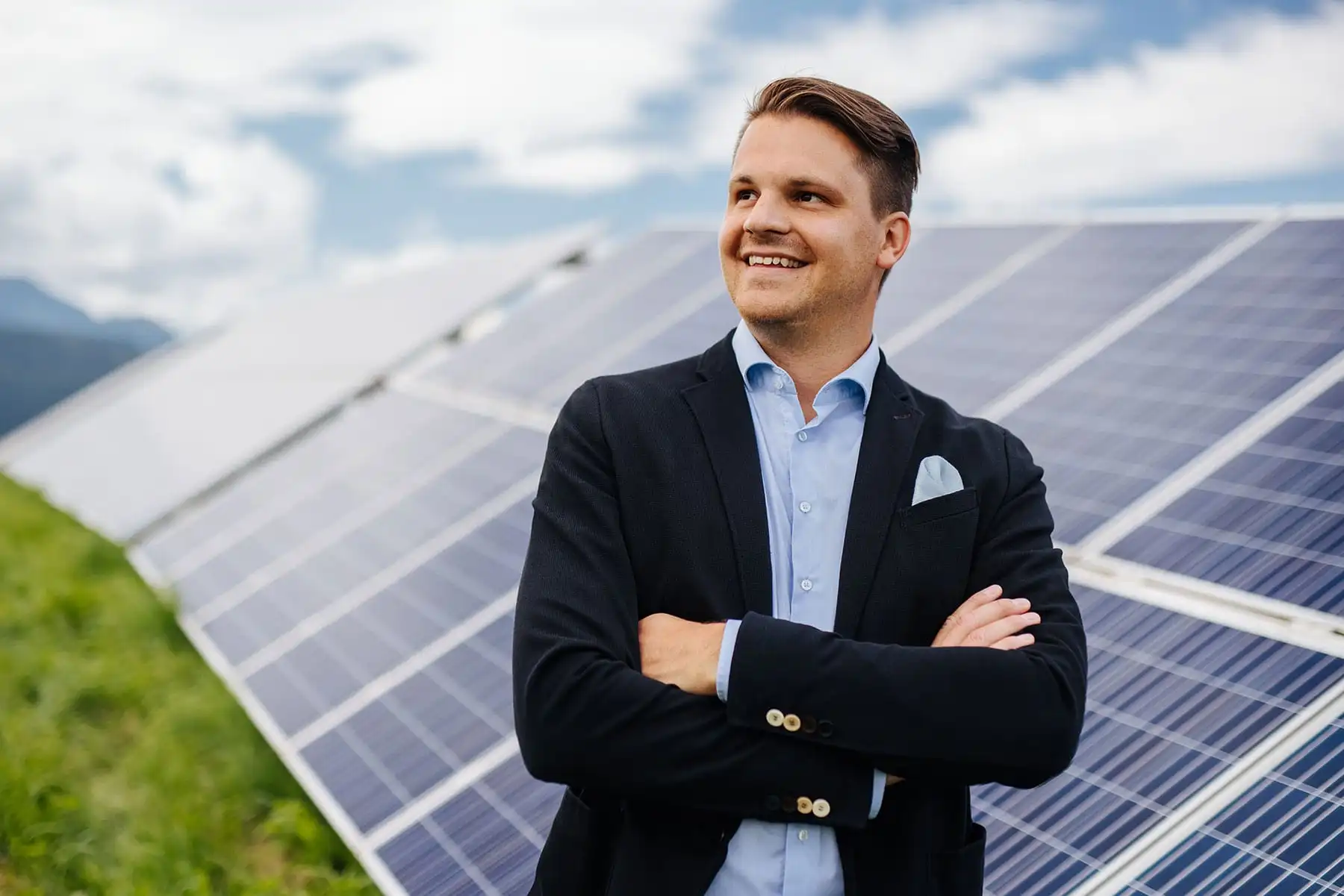Fabian steht vor einer Photovoltaikanlage